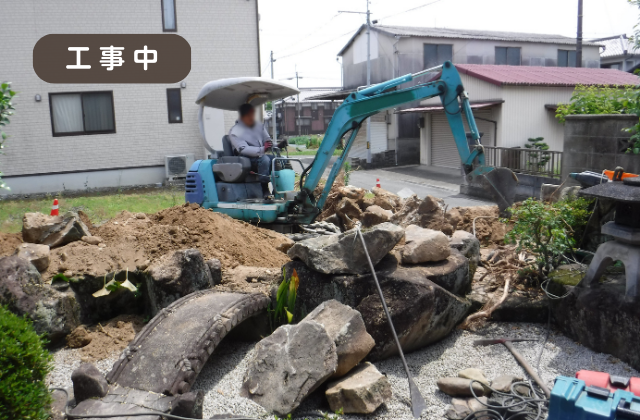 工事中　塀を解体し樹木を整理