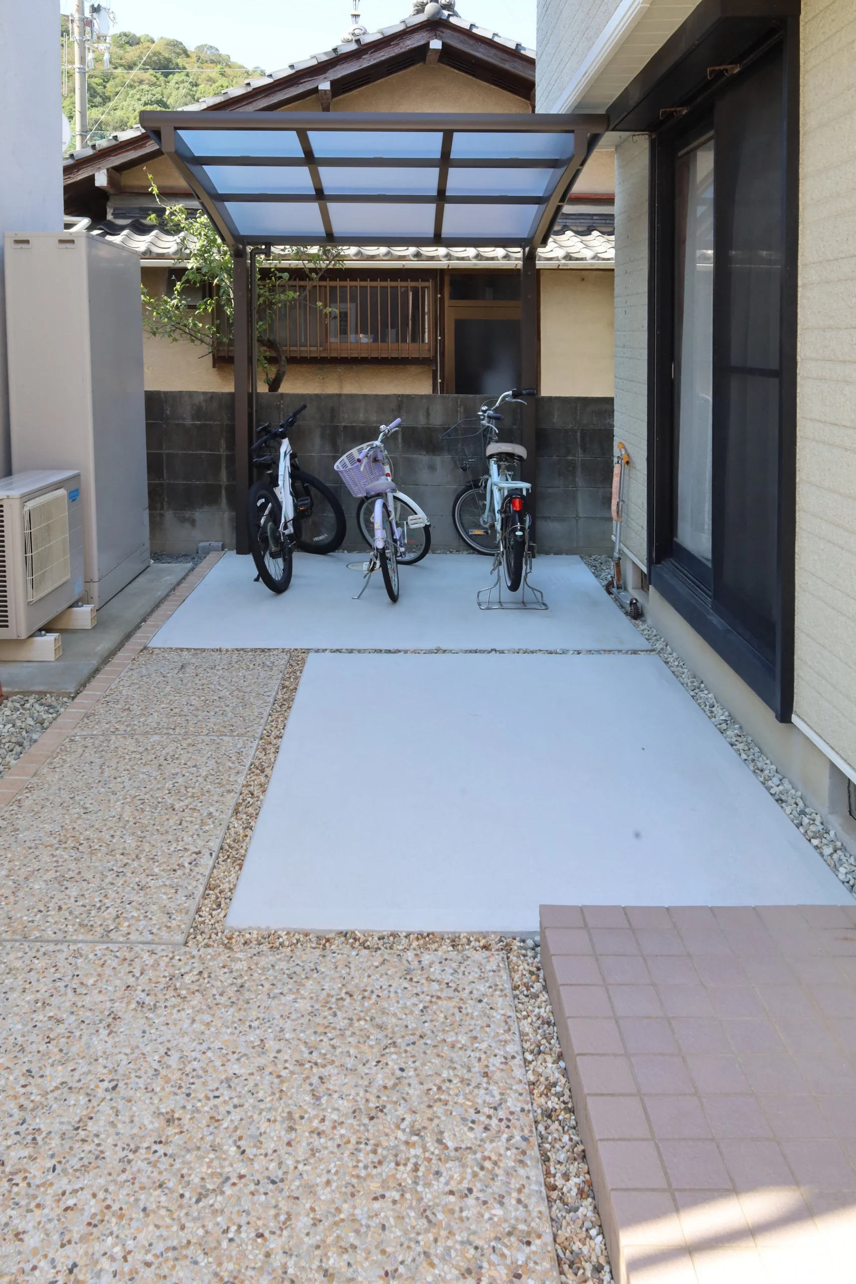 自転車置場の屋根はネスカRミニ（LIXIL）