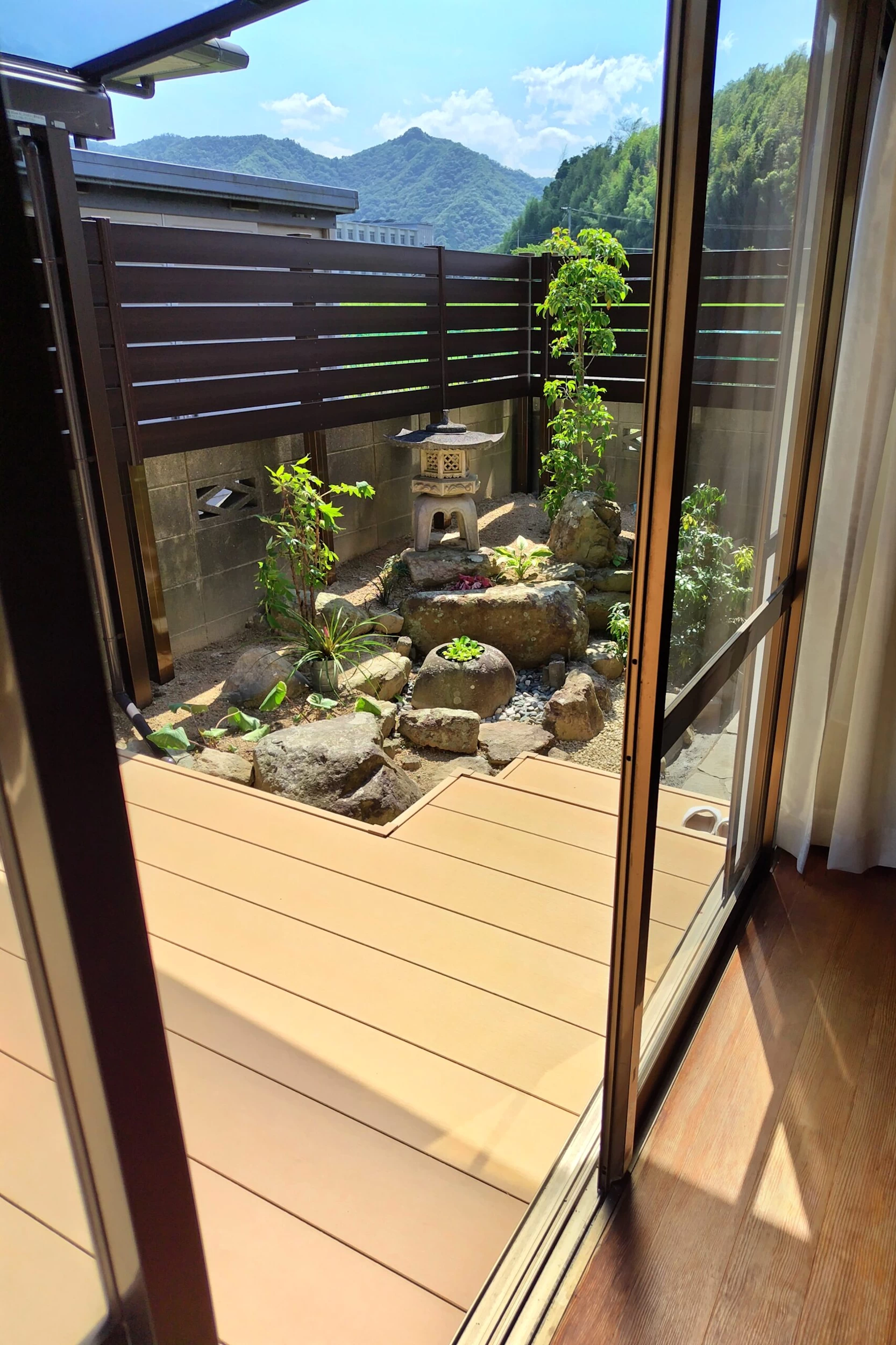 室内からの眺めも楽しめる庭です