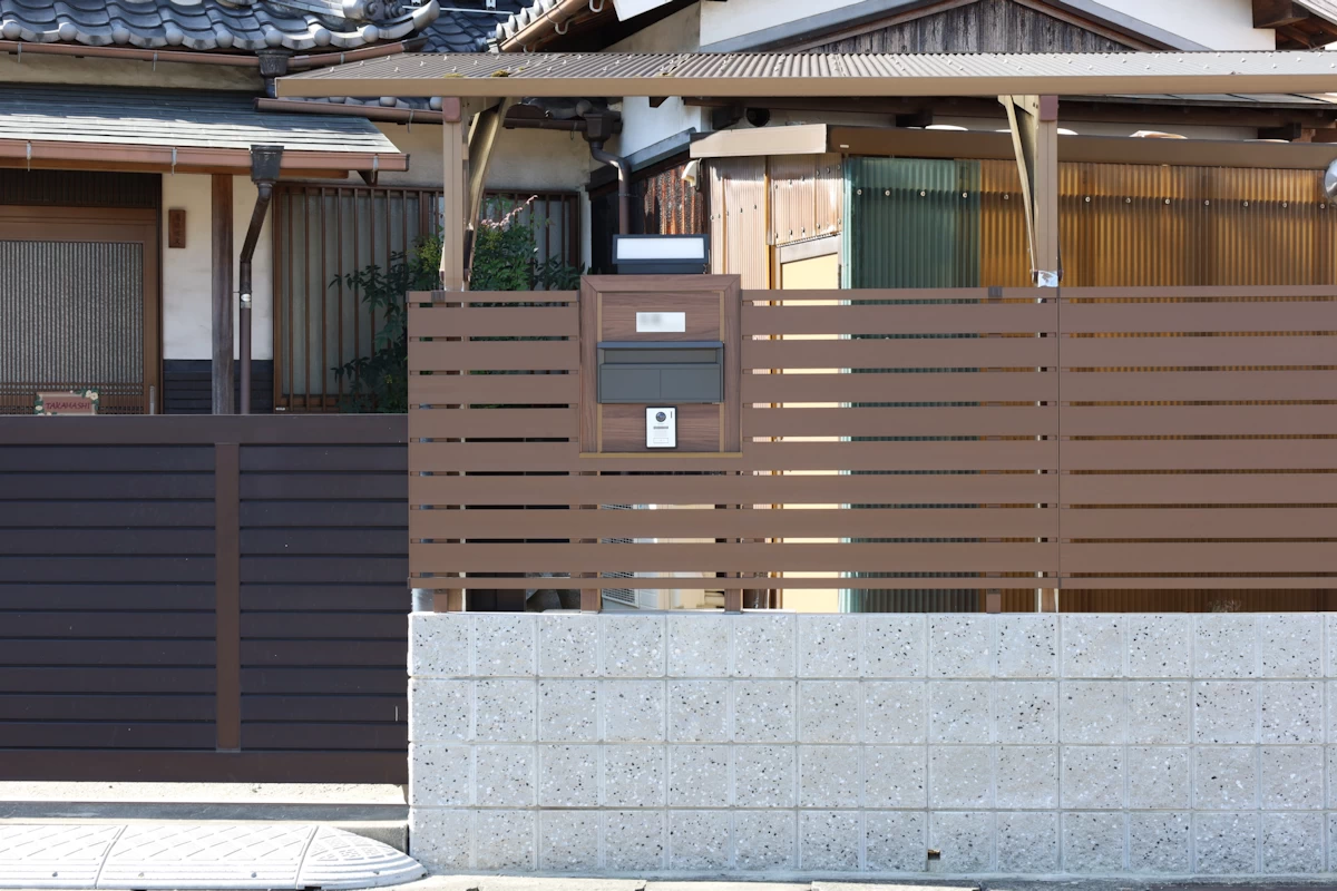 塀の一部に門柱とポストを組み込み