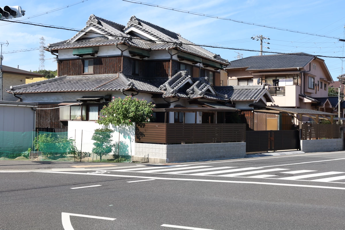 広い道路に面する角地の立地
