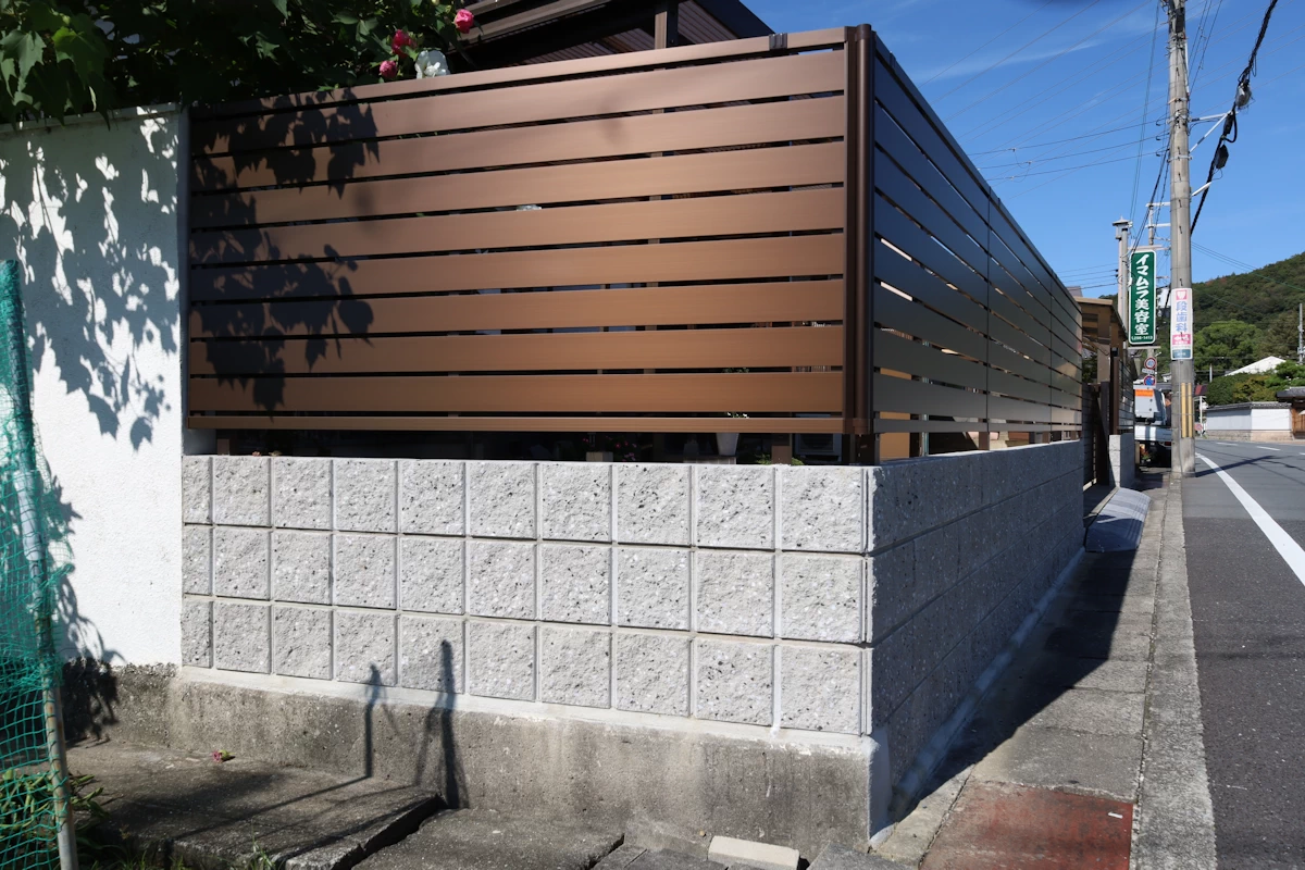 フェンスで目線はしっかり遮られている