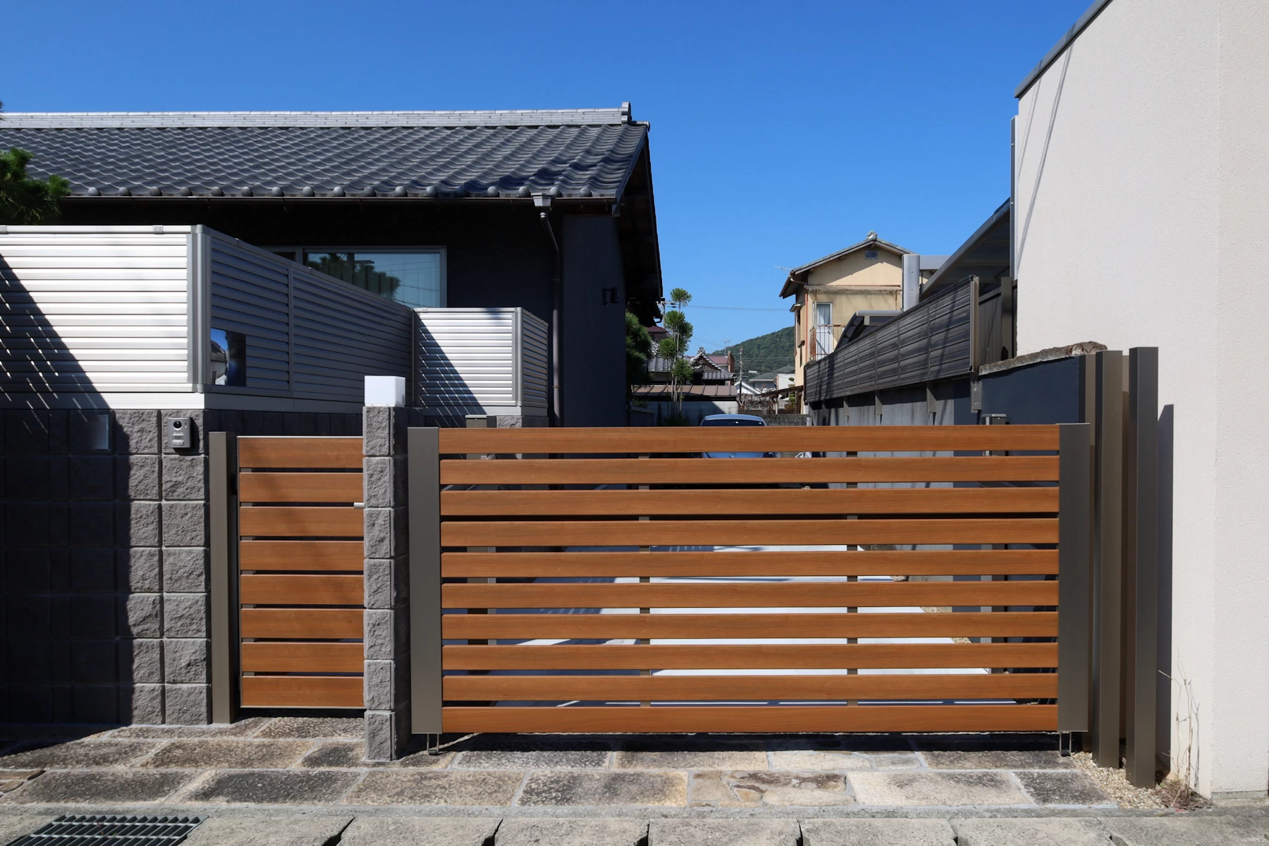 木調フェンスで明るい門周り