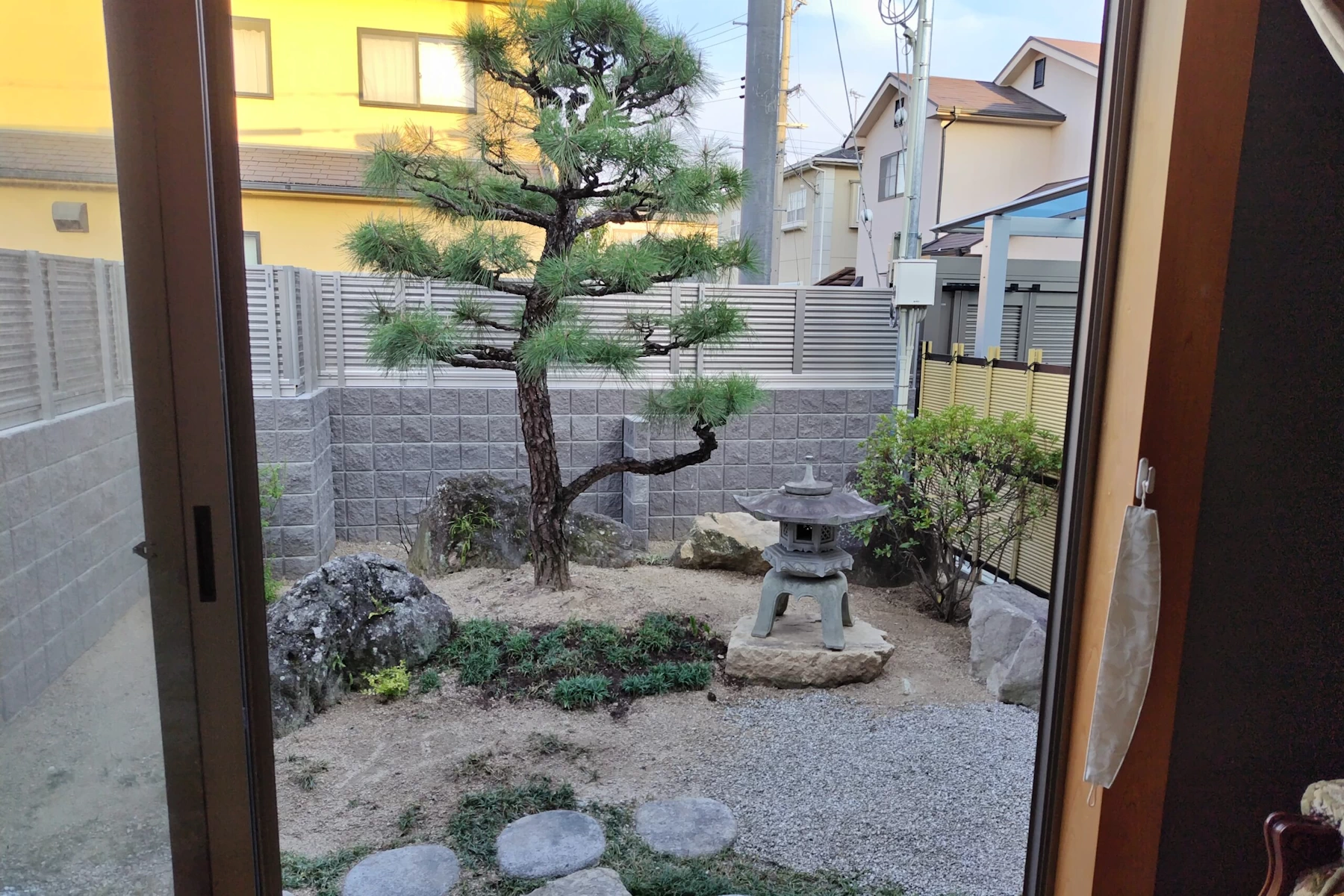 室内から見る新しい庭