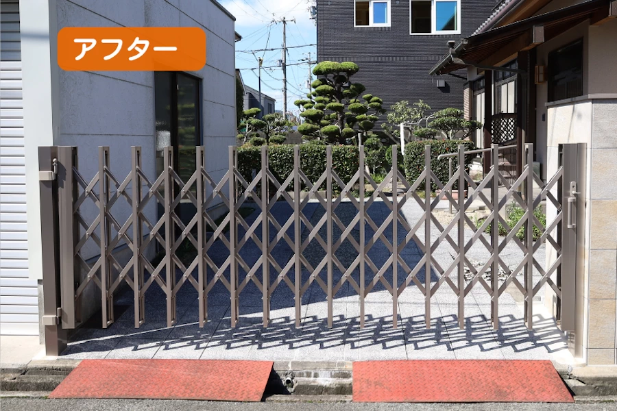 施工後はアコーディオン門扉に