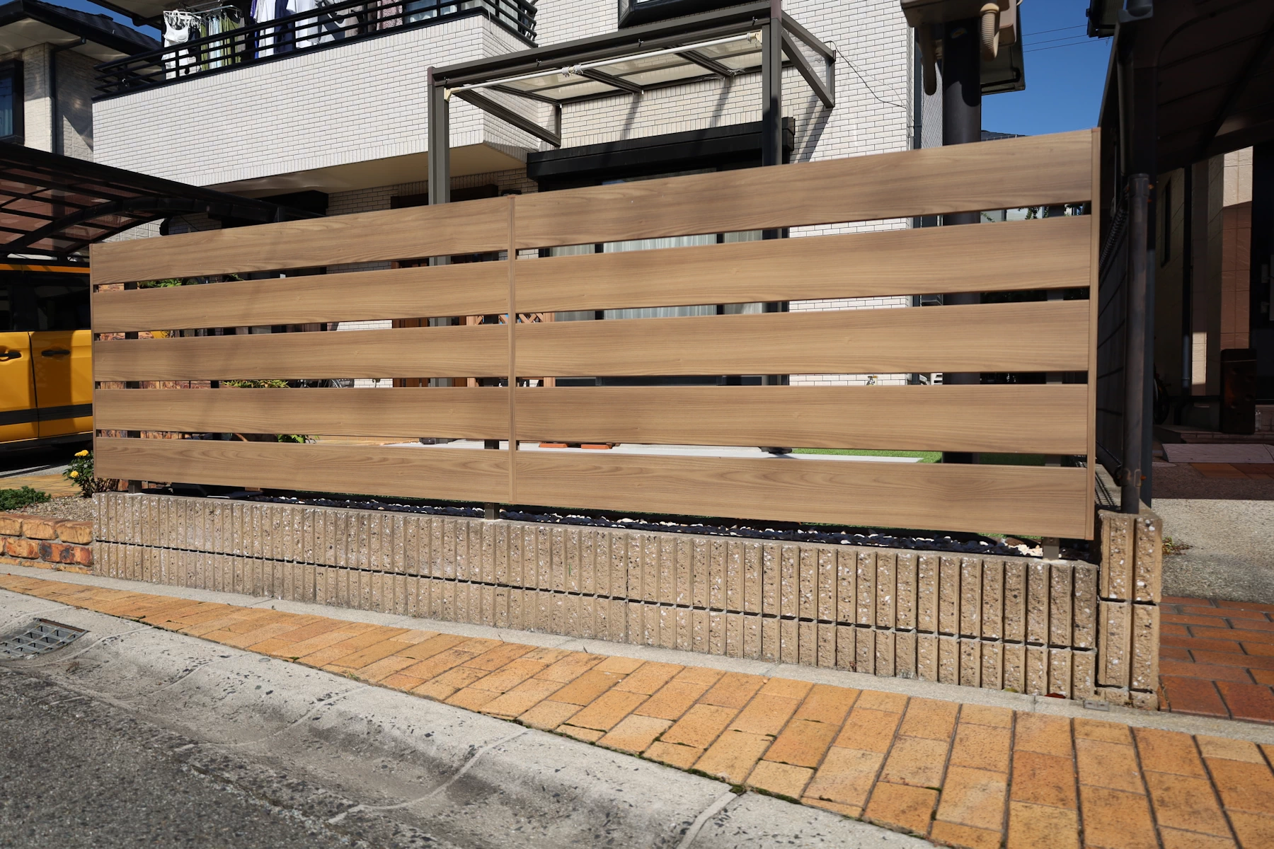 目隠しの木調アルミフェンス