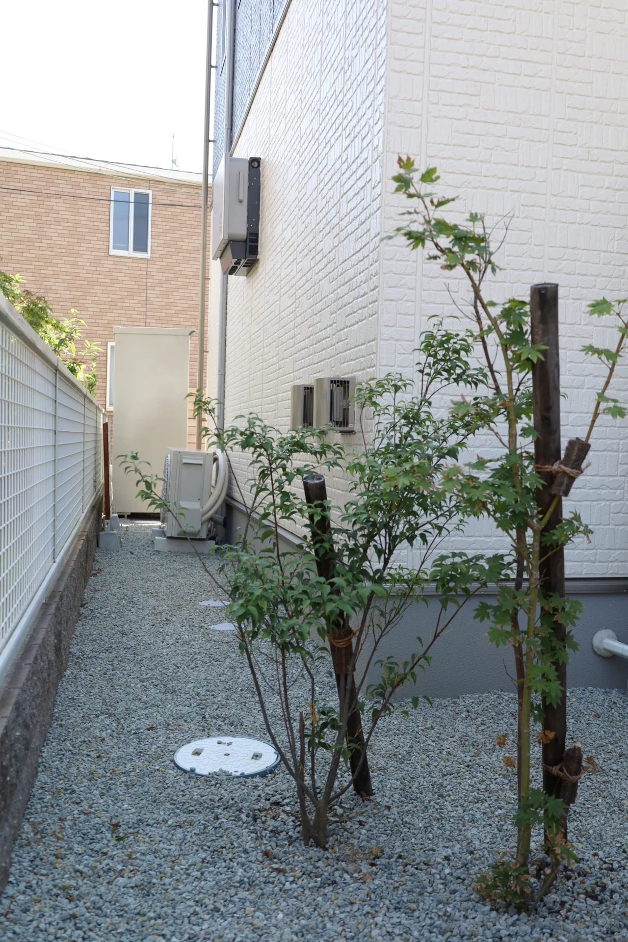 建物まわりは防草シートの上に砕石