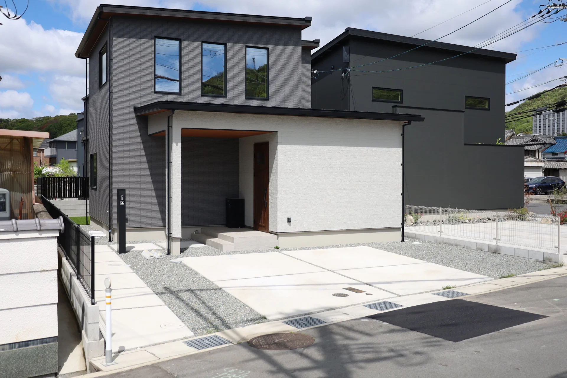 外観によく合うシンプルなモノトーン外構