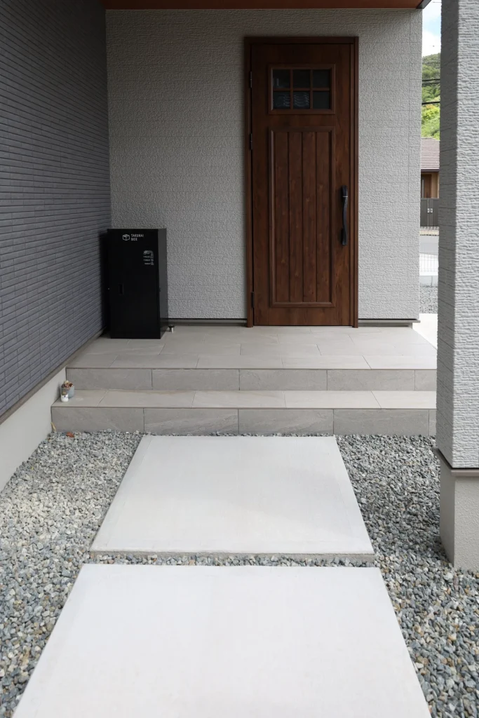 玄関ポーチ前の通路