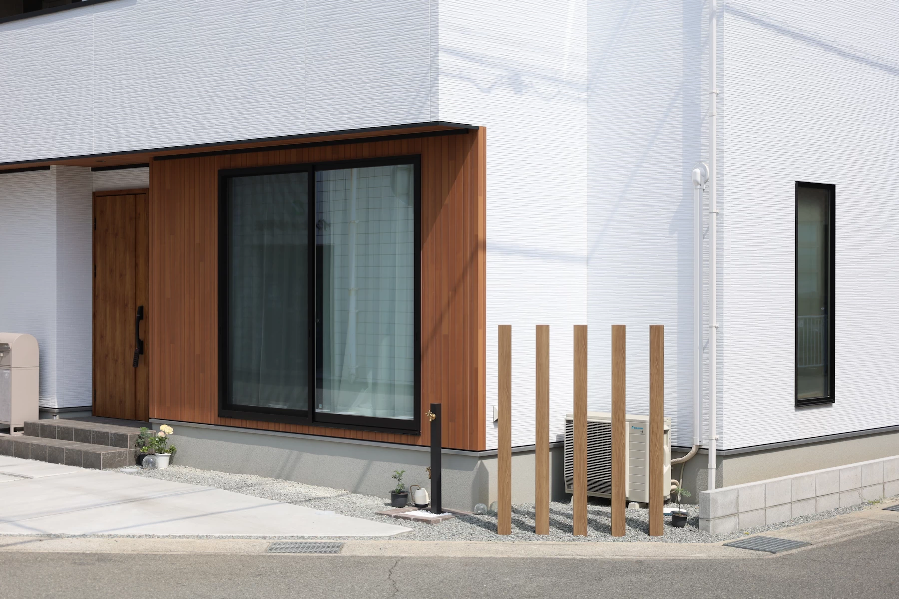 室外機隠しの縦格子が外構のアクセントに