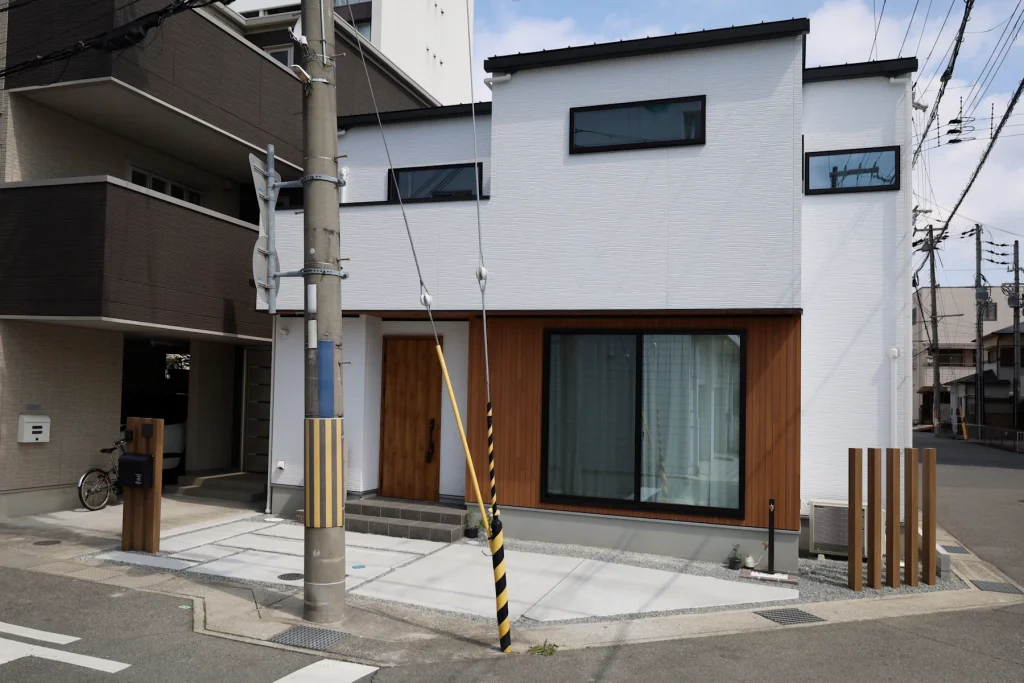 交差点から見た外構の様子